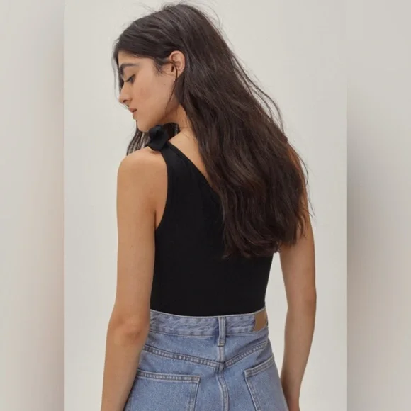 Nasty gal Jersey Bunny Tie V Neck Bodysuit.  Size 2.  In excellent condition. - Picture 3 of 7